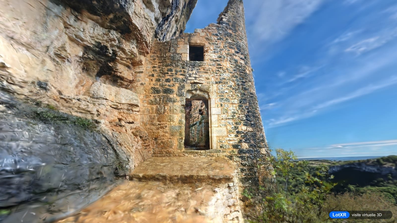 Une tour du château des Anglais et sa porte, avec la vue sur le cirque d’Autoire