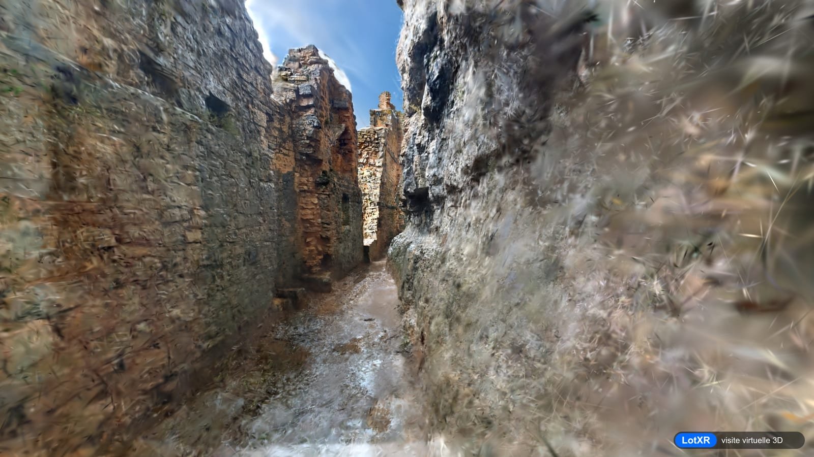Le passage étroit entre les murs du château des Anglais et la falaise