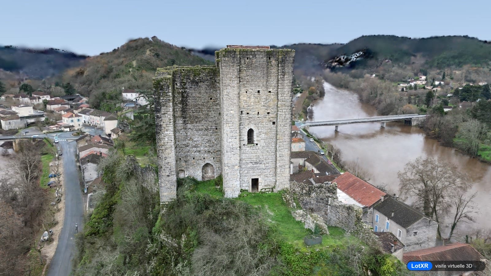 Tour de Luzech (Lot) : le donjon du XIIIe siècle sur sa butte rocheuse, entre le village et le Lot