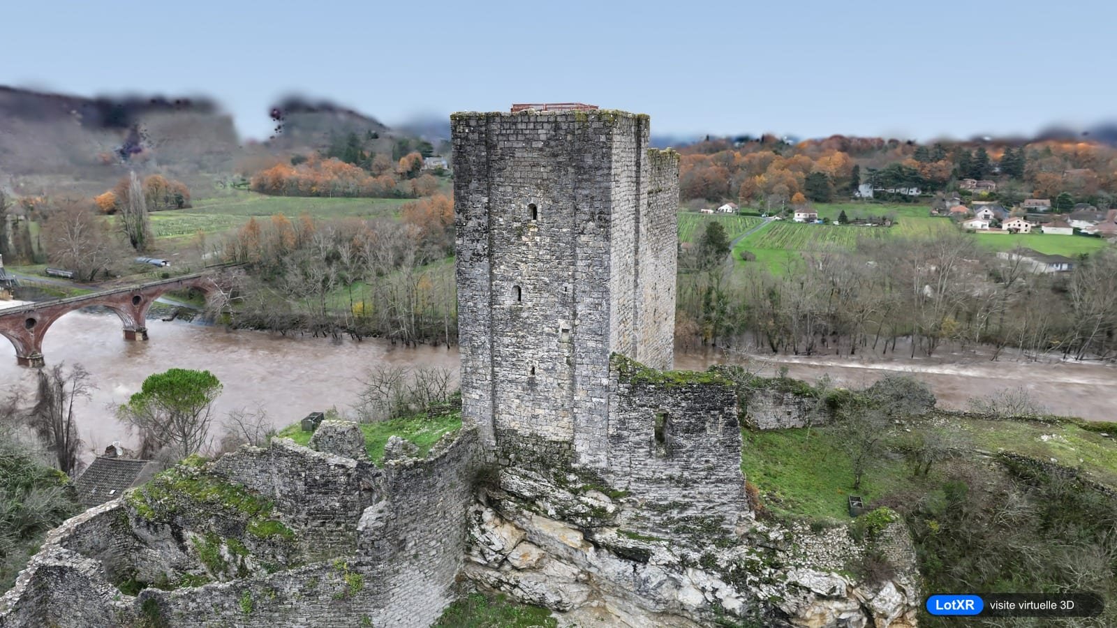 Le donjon de Luzech et les vestiges de son enceinte, au bord du Lot