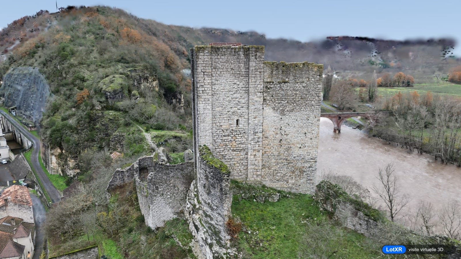 La tour de Luzech vue depuis la colline, avec le Lot en contrebas