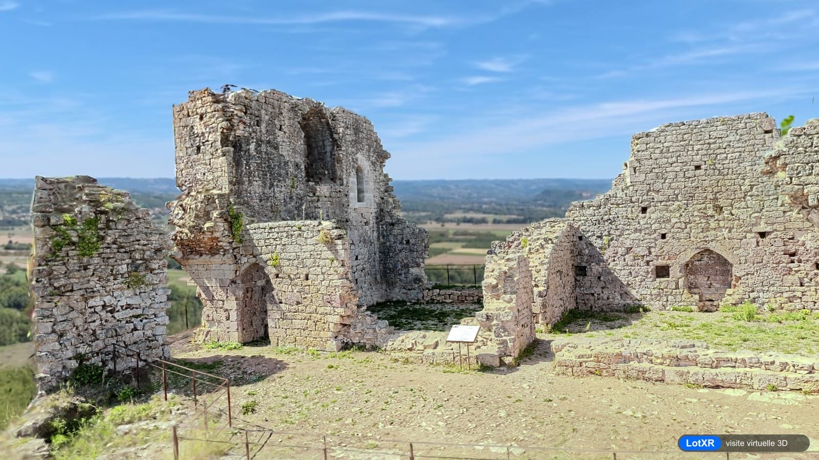 Ruines du château de Taillefer à Gintrac (Lot) : le logis et la cour intérieure, avec la vallée de la Dordogne en arrière-plan