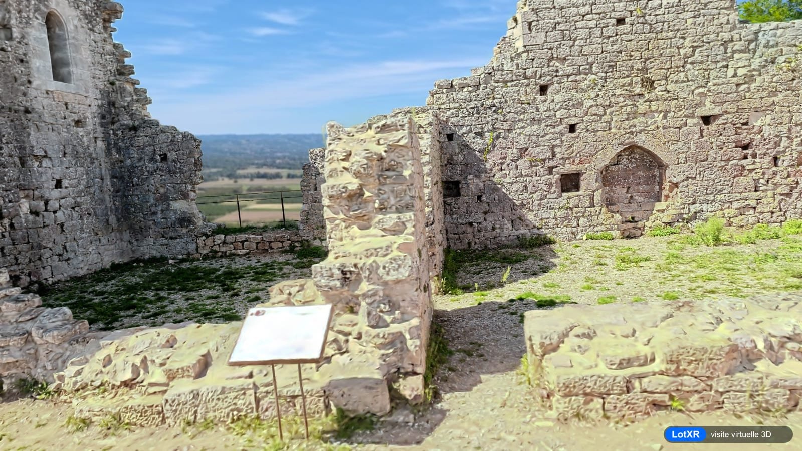 Murs en pierre du logis du château de Taillefer à Gintrac, ouverts sur la vallée de la Dordogne