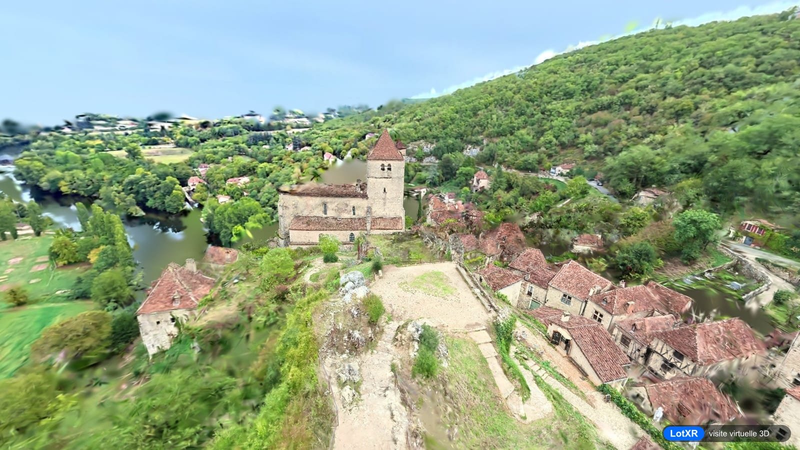 Saint-Cirq-Lapopie (Lot) vu du rocher : l’église, les toits du village et la vallée du Lot