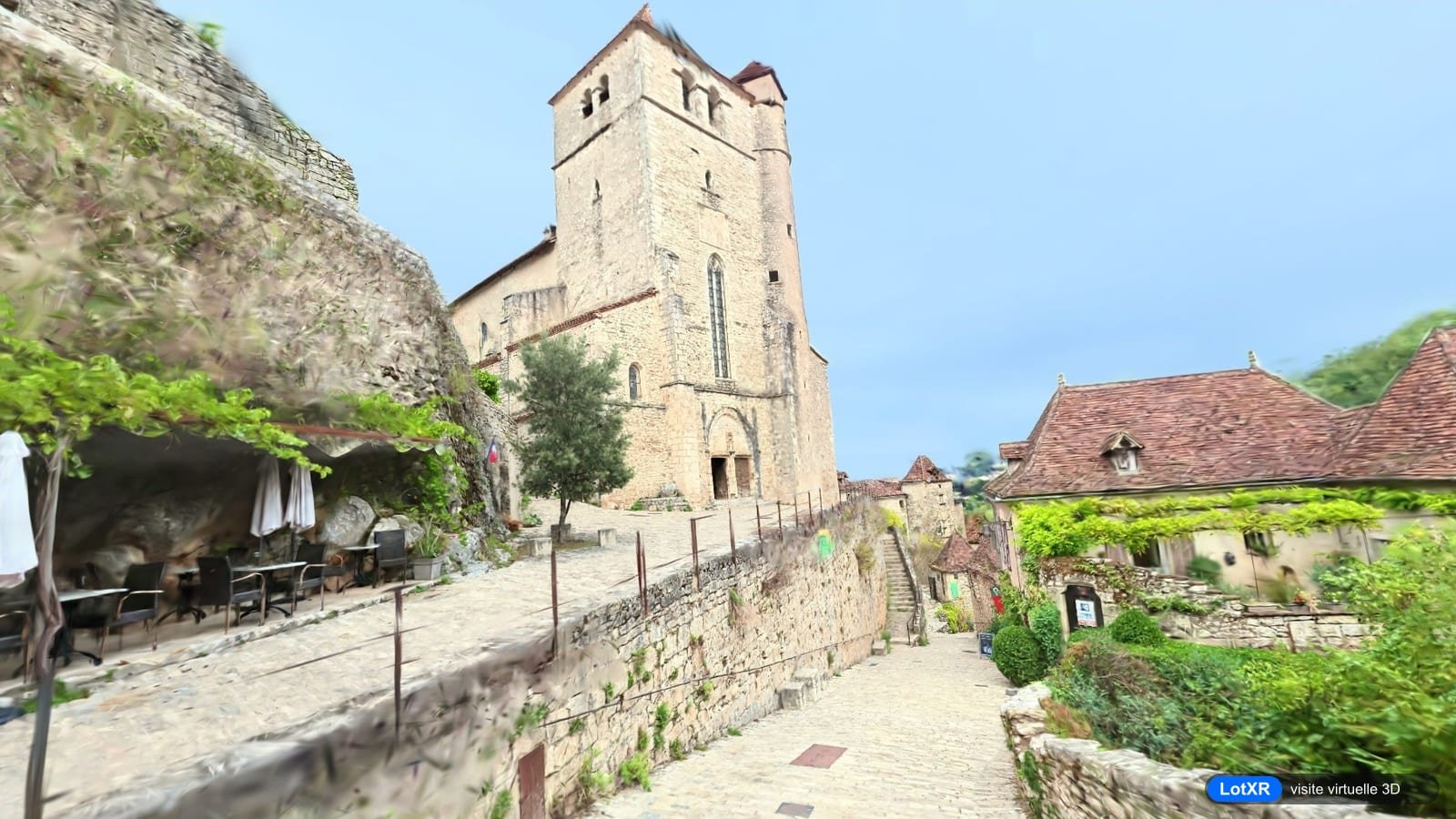 L’église Saint-Cirq-et-Sainte-Julitte et son clocher, au-dessus d’une ruelle du village