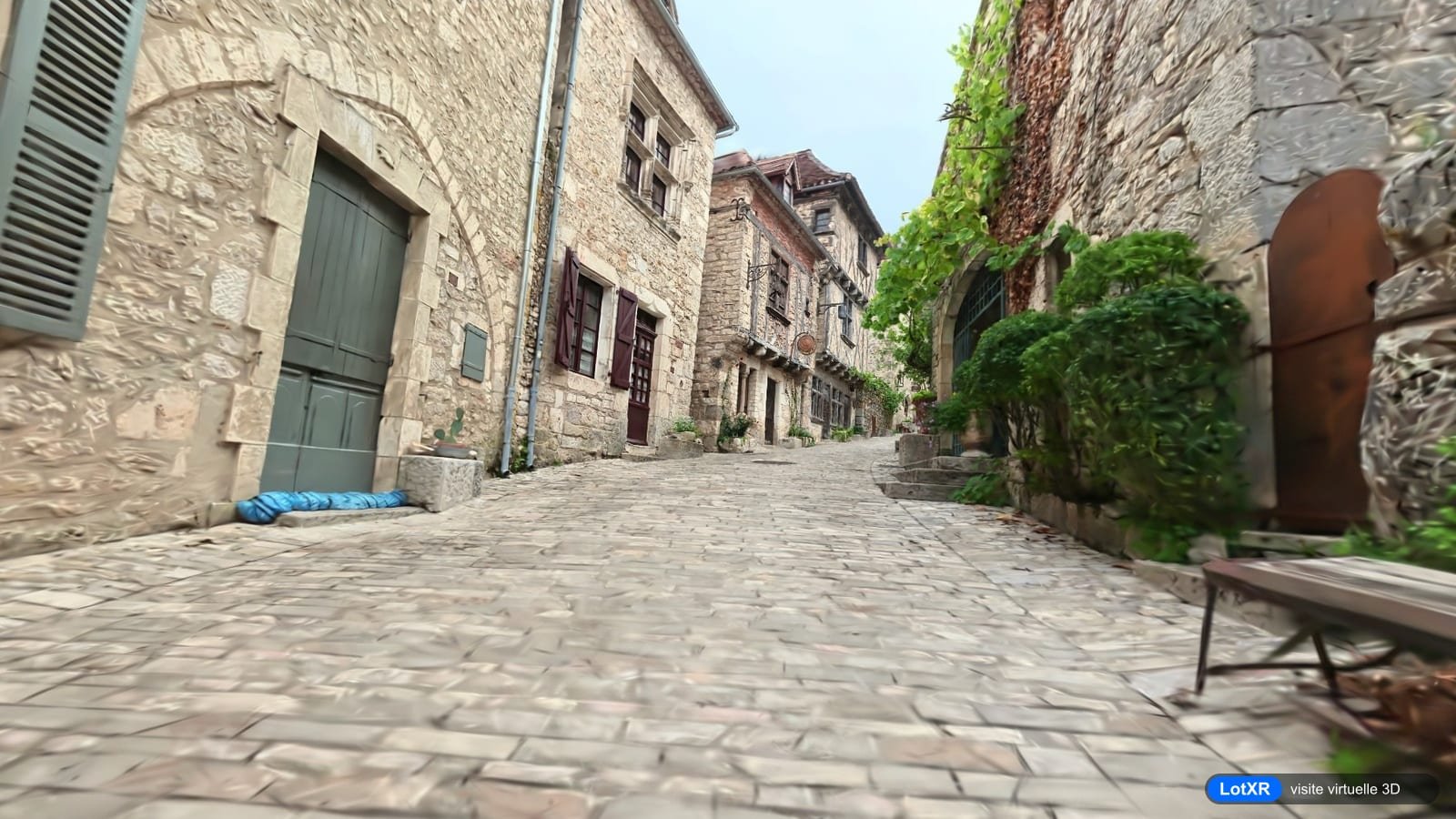 Une ruelle pavée de Saint-Cirq-Lapopie, bordée de maisons de pierre