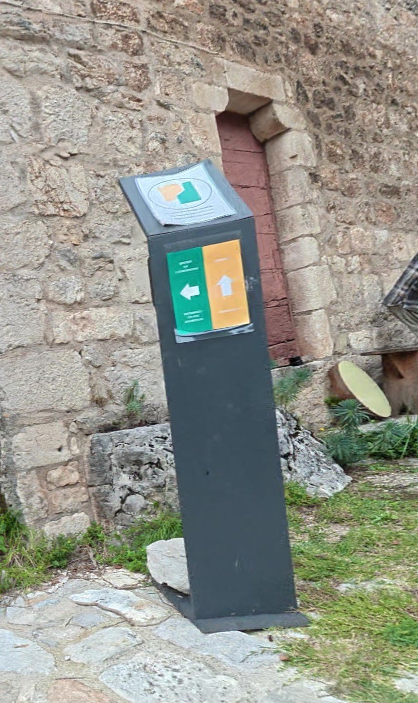 Borne de balisage — Saint-Cirq-Lapopie